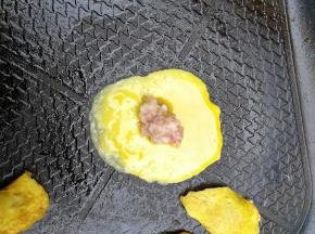 放入适量肉馅