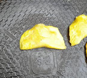 等蛋液凝固两边对折用锅铲轻轻压一压粘合一起，就行了