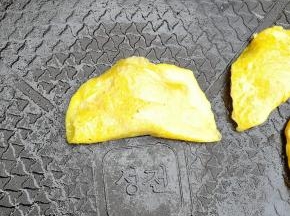 等蛋液凝固两边对折用锅铲轻轻压一压粘合一起，就行了
