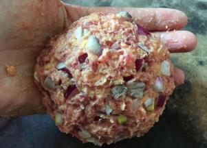 在案板上撒上面粉，将肉饼放在案上，撒上面粉，注意在肉饼中间压个洞