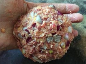 在案板上撒上面粉，将肉饼放在案上，撒上面粉，注意在肉饼中间压个洞