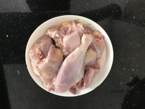 母鸡洗干净，我还去了皮的，这个视个人喜好哈