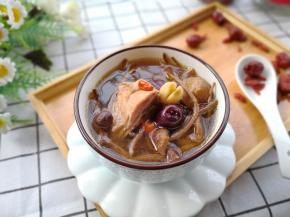 味道很赞哟！冬天里温暖的一把火！
茶树菇是集高蛋白，低脂肪，低糖份，保健食疗于一身的纯天然无公害保健食用菌。
其中对儿童生长发育和智力具有促进作用的赖氨酸和精氨酸占总量的9.4%。