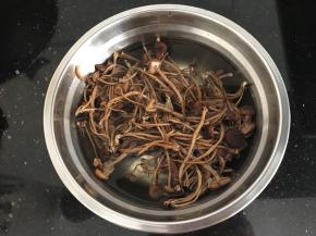 茶树菇提前泡约2小时至软