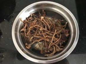 茶树菇提前泡约2小时至软