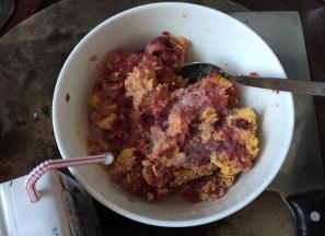 加入纯牛奶一起搅拌均匀