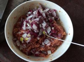 加入切碎的洋葱搅拌均匀