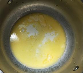 小火加热至细砂糖融化，黄油和牛奶混合均匀。