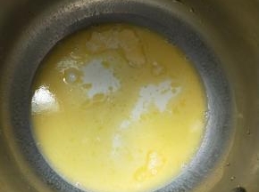 小火加热至细砂糖融化，黄油和牛奶混合均匀。