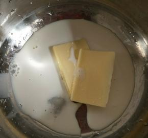 黄油、牛奶和细砂糖一起放入锅中。