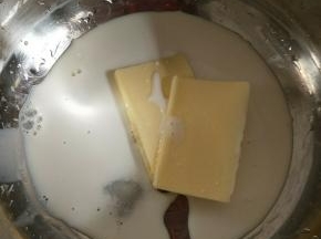 黄油、牛奶和细砂糖一起放入锅中。