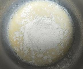 关火将过筛好的低筋面粉倒入。