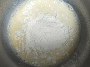 关火将过筛好的低筋面粉倒入。
