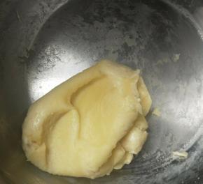 快速拌匀至看不见干粉。