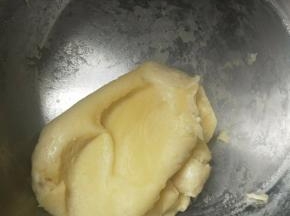 快速拌匀至看不见干粉。