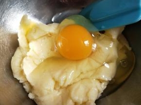 待泡芙面糊冷却至不烫手时加入鸡蛋。