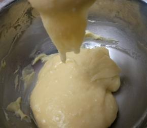 拌至用刮刀挑起呈倒三角状态即可。