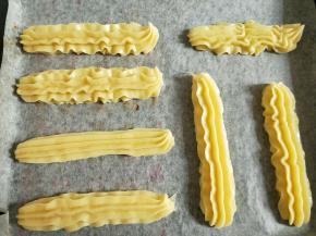 在垫有油纸的烤盘上挤出细长的面糊。