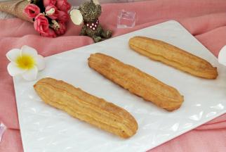 预热烤箱200度烤10-15分钟，面糊膨胀起来后转170度烤30分钟，表面上色即可。