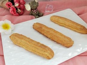 预热烤箱200度烤10-15分钟，面糊膨胀起来后转170度烤30分钟，表面上色即可。