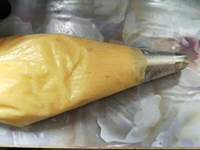 将面糊装入裱花袋。