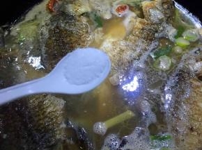 放盐调味，大火烧开后转中火炖约半小时