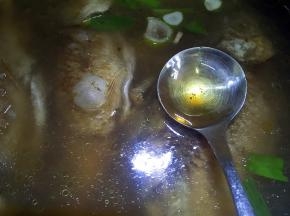 添水没过鲫鱼，放入料酒