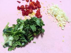 干红辣椒和香菜切段，大蒜切末