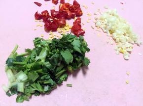 干红辣椒和香菜切段，大蒜切末