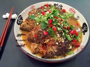 装盘撒香菜、干红辣椒和蒜末食用