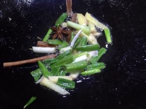 锅内放油烧热，放入配料爆香