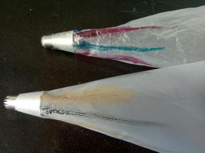 做之前先将准备工作做好，裱花嘴套裱花袋，用翻糖笔蘸喜欢的色素颜色画在裱花袋里面，也可以不画到裱花袋上，直接将颜色调成纯色的