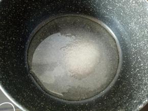 开始熬糖，75克白砂糖放入35克清水中，开小火熬糖浆