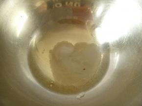 糖浆熬到起泡泡了开始打蛋白，10克白砂糖放入蛋白中，滴几滴柠檬汁或白醋，打蛋器中速打发