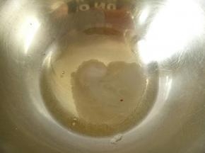 糖浆熬到起泡泡了开始打蛋白，10克白砂糖放入蛋白中，滴几滴柠檬汁或白醋，打蛋器中速打发