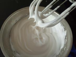 蛋白打到提起打蛋器有短小直立的尖尖即可（硬性发泡）