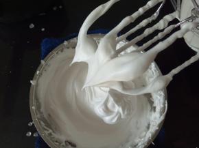 这时糖水也差不多熬好了，糖水熬到116度左右时关火，慢慢的倒入打好的蛋白中，同时打蛋器开高速打发蛋白，注意糖水不要倒到打蛋盆壁和打蛋器上，这时蛋白会有一个膨大的状态，蛋白打到湿性偏干的状态就可以了（注意观察糖水状态，因为量比较少，很容易糊）