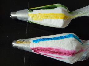 90度预热烤箱
等打好的蛋白稍微晾凉，装入裱花袋开始挤吧