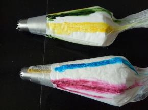 90度预热烤箱
等打好的蛋白稍微晾凉，装入裱花袋开始挤吧