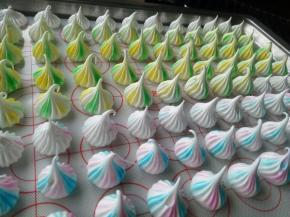 烤盘铺油纸或者油布，硅胶垫都可以，这是挤好的蛋白糖