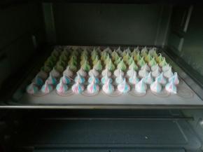 挤好的蛋白糖放入烤箱中层90度烤80-90分钟，注意随时观察上色状态，蛋白糖可以轻松的从垫子上拿下来证明就是烤好了