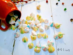 烤好的蛋白糖晾一两分钟后就可以脱模了，然后密封保存！