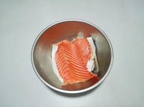 三文鱼洗净