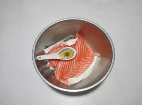 放一小勺料酒