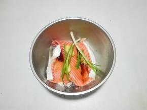 放入葱姜腌制十五分钟