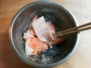 放入一勺玉米淀粉拌匀