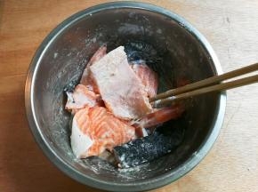 放入一勺玉米淀粉拌匀