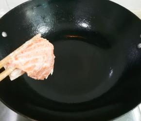 锅热倒入少许食用油放入三文鱼