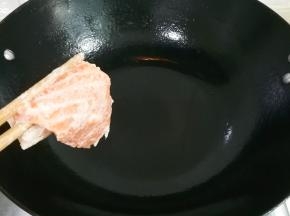 锅热倒入少许食用油放入三文鱼