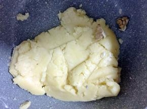 用刮刀拌匀